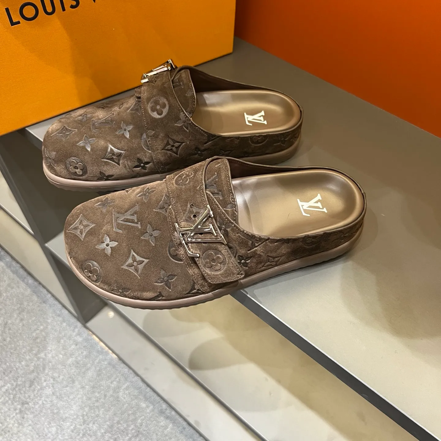 P360, 38-45 LV Easy 2025 new men's casual sandals, made of suede cow leather, with Monogram pattern to highlight the trendy style. Adjustable straps illuminated with LV letters, while a resilient insole and micro outsole provide lightweight comfort. Made of suede cow leather with embossed Monogram pattern and brand element metal hardware✅Adjustable straps➕Tough insole‼ ️Micro outsole. Comfortable and easy to wear‼ ️